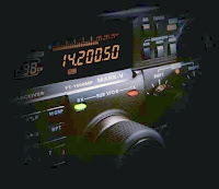 Emetteur-récepteur onde-courte Yaesu FT1000MP Mark V calé dans la bande radioamateur des 20 m (14.200 MHz).