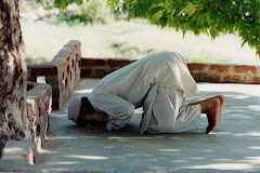 "LA VOZ" Pakistan-Paquistani-Musulman-Un+hombre+postrado+en+oracion
