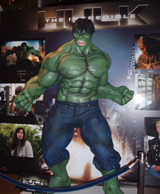 Incredible Hulk statue