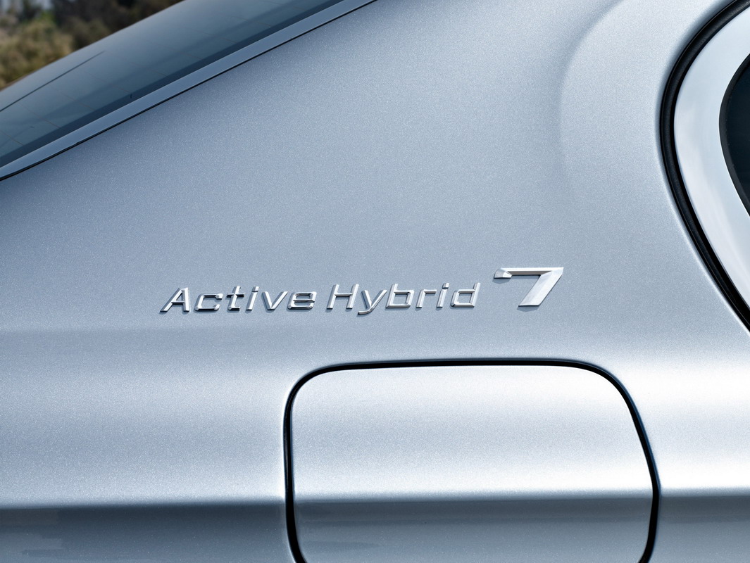 [2010+BMW+ActiveHybrid+7+8.jpg]