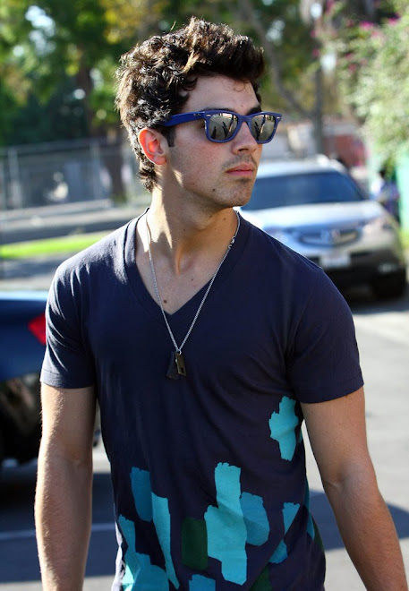 Joe Jonas <33