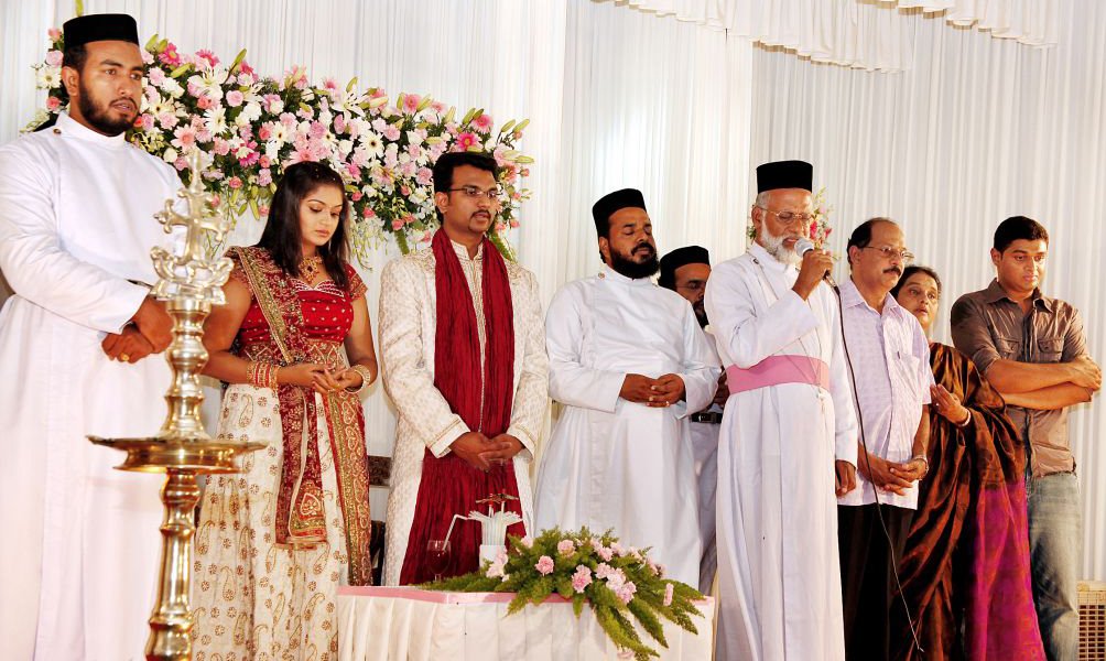 [karthika-marriage-engagement-photos_-stills_pics-_4_2.jpg]