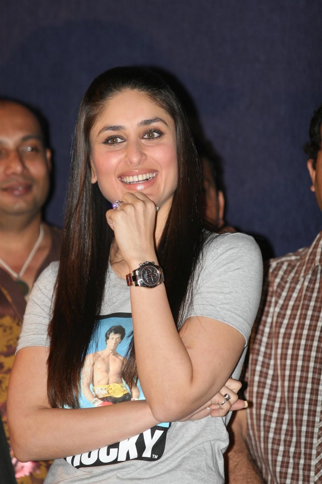 Kareena Kapoor in Rocky t shirt and jeans Latest photo gallery