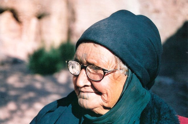 Esta mujer nos aconsejó bajar "swaya swaya", que significa poco a poco, por los senderos de Petra