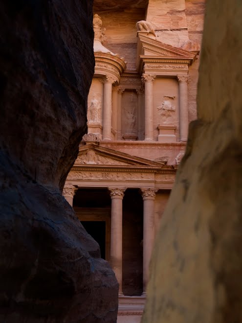 El momento esperado tras caminar por el Siq, un camino entre acantilados que lleva a Petra