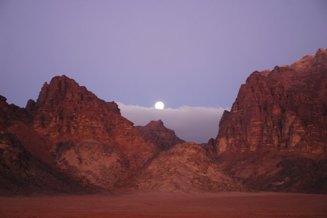 La luna tras el amanecer