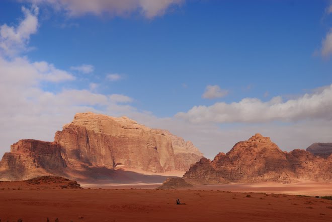 Vas por el desierto y te encuentras a alguien en medio de la nada rezando hacia la Meca