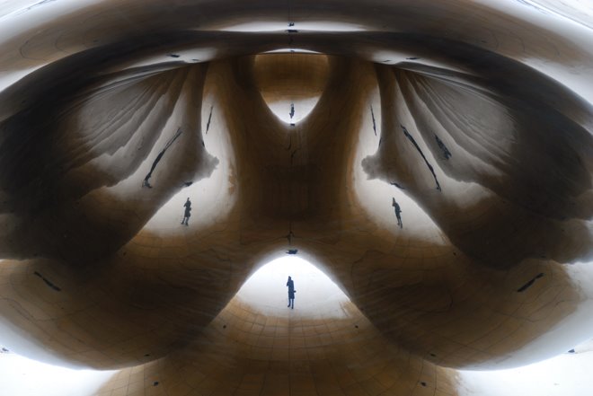 Bajo la Cloud Gate y disparando hacia arriba
