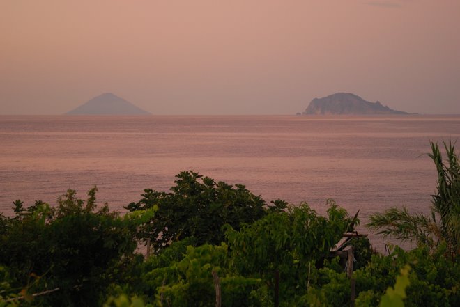 Las islas Strómboli y Lipari al atardecer