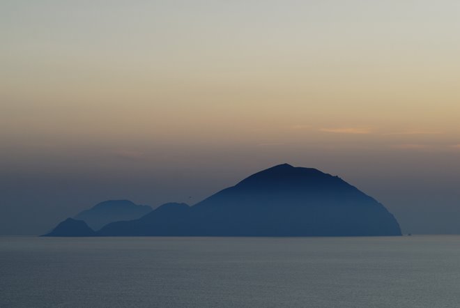 Dos de las islas Eolias desde la habitación: Filicudi y Alicudi
