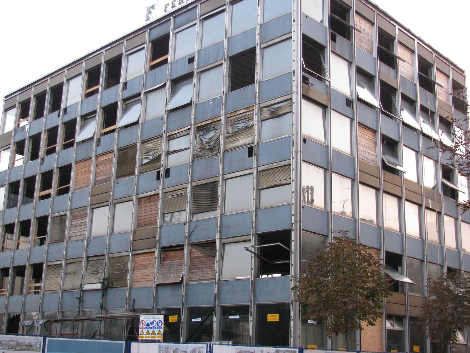 [nice+building.jpg]