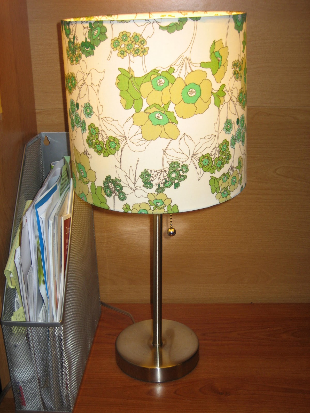 31 diy Tutorial How to recover a lampshade with fabric