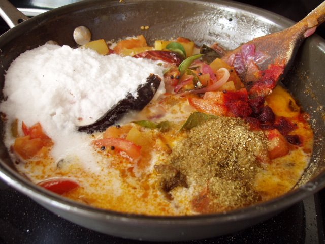 [Thakkali-curry2.JPG]