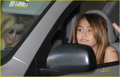 [normal_miley-cyrus-pilates-pretty-02.jpg]