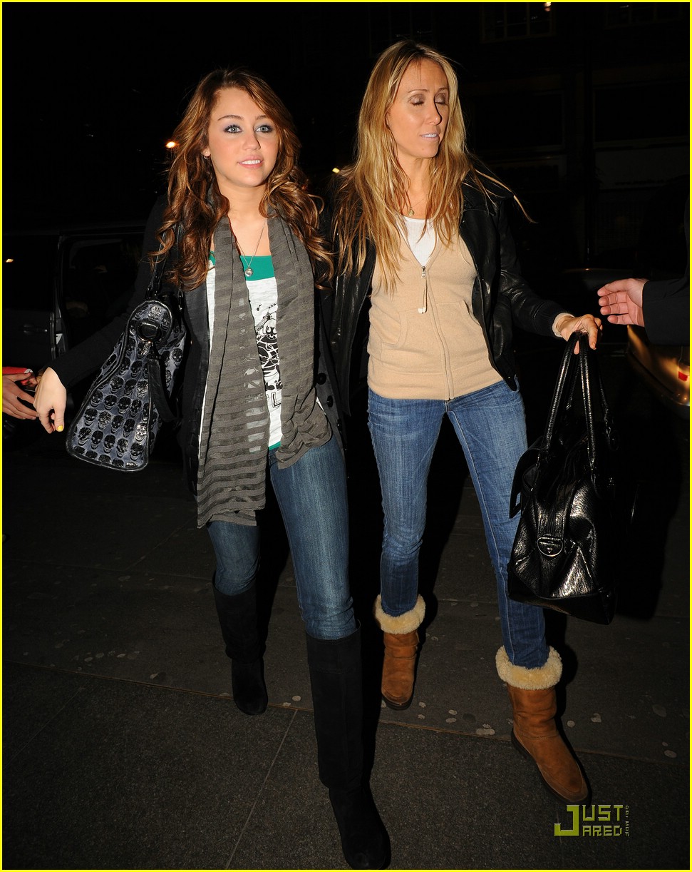 [miley-cyrus-top-shop-06.jpg]