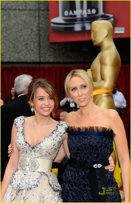 [normal_miley-cyrus-2009-oscars-07.jpg]