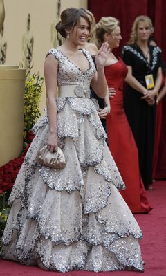 [normal_miley-cyrus-oscar-229-3.jpg]