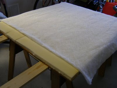 Como hacer un cabecero para la cama con tela y un tablon de madera