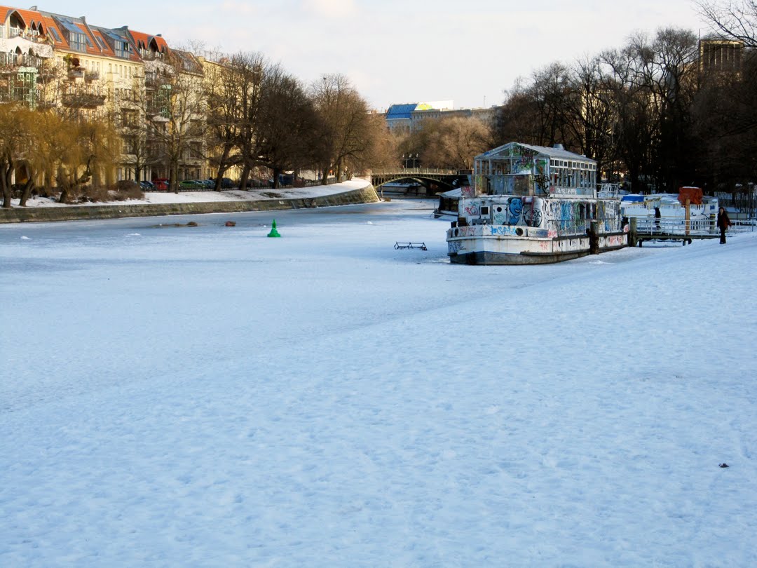 [Germany+0210+09_landwehrkanal_ice_boat.JPG]