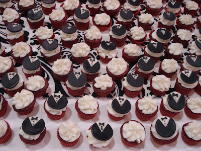 Mini tuxedo wedding cupcakes