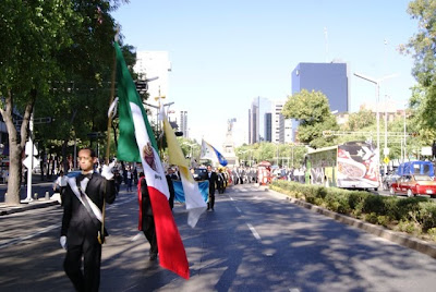 Caballeros de Colón por Paseo de la Reforma llevando a la Sagrada Eucaristía en Procesión