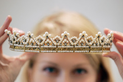 Marie-Jose’s diamond and turquoise’stones necklace and bracelet, made around 1830 and estimated between 44 000 to 58 500 Euros. This piece of jewellery was offered to the Queen by his parents King Albert 1st and Queen Elisabeth of Belgica:Queen’s diamond, yellow gold and natural pearls’ first tiara, estimated between Euros 14, 600-17, 500.Queen’s emerald and diamond necklace, made by Van Cleef and Arpels.