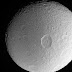 Uno splendido ritratto di Dione e Teti che porta la firma della sonda Cassini