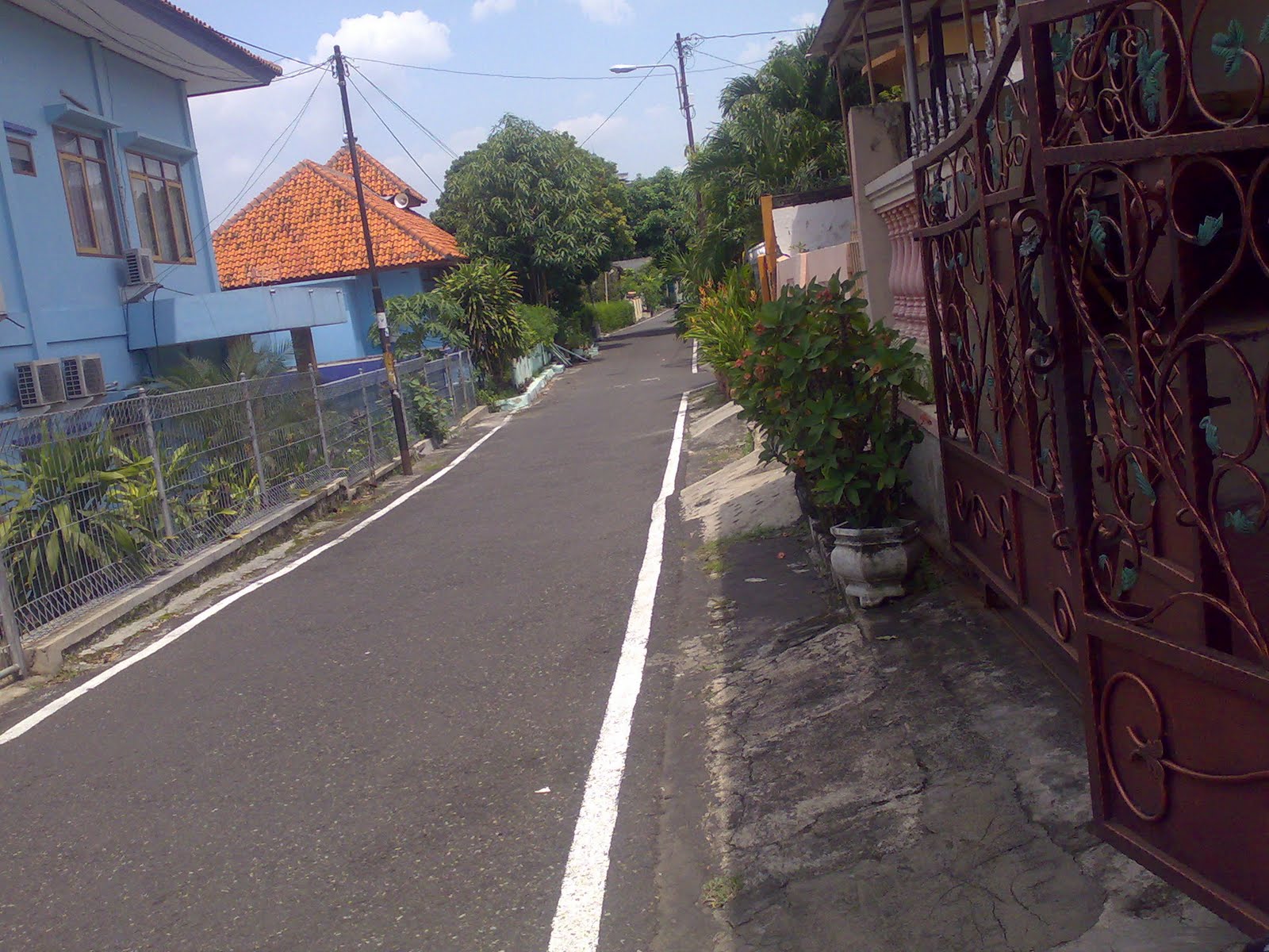 Kembangmangkok: Nyapu Latar (Menyapu Halaman Rumah)