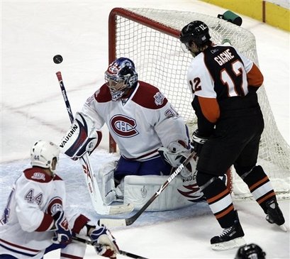 [capt_d631892ce4624bbd9d2207e17092fd0e_canadiens_flyers_hockey_patm101.jpg]