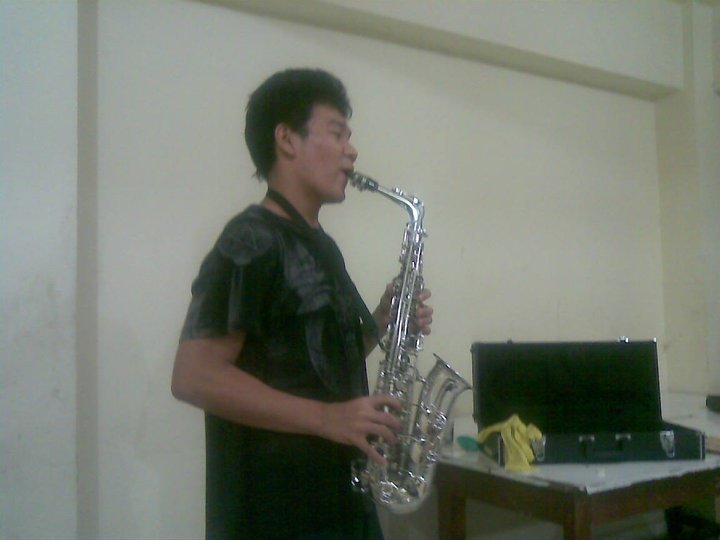 Cepo is playing Saxophone