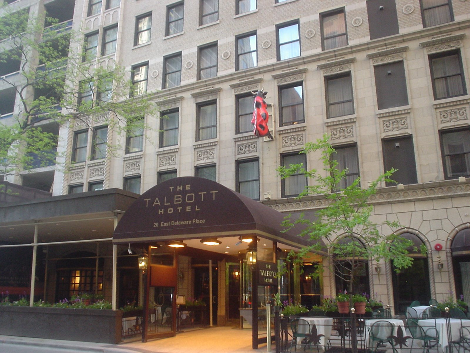 [Fancy++hotel+outside.JPG]