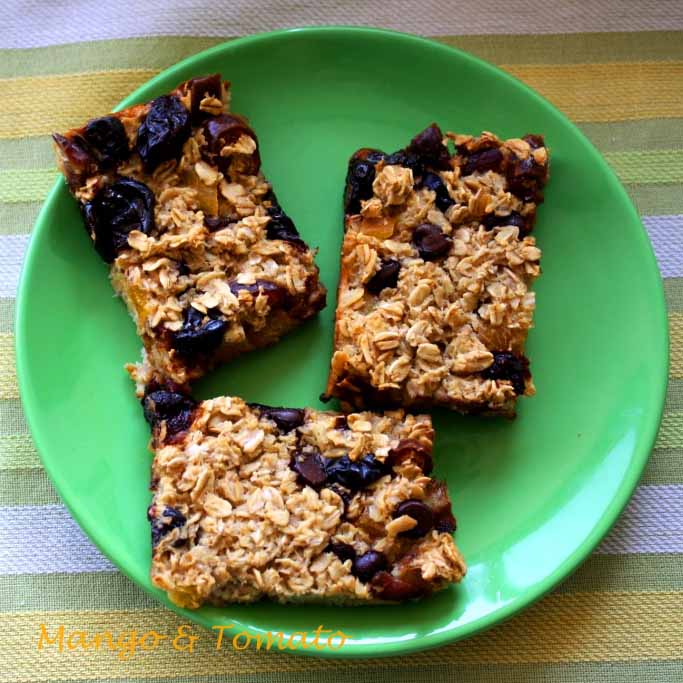Mango & Tomato Oatmeal Breakfast Bars with Dried Fruit