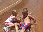 Todd y Cindy en el parke de aguas con los nietitos