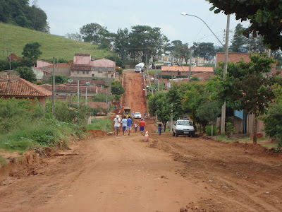 Ribeirão Bonito: Construção de guias antecedem pavimentação no Heliana