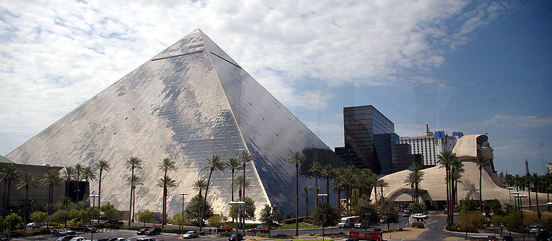 [800px-Luxor_casino_and_hotel-20070722.jpg]