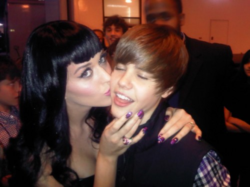 justin bieber and selena gomez kissing on the lips for real. Katy Perry is kissing and