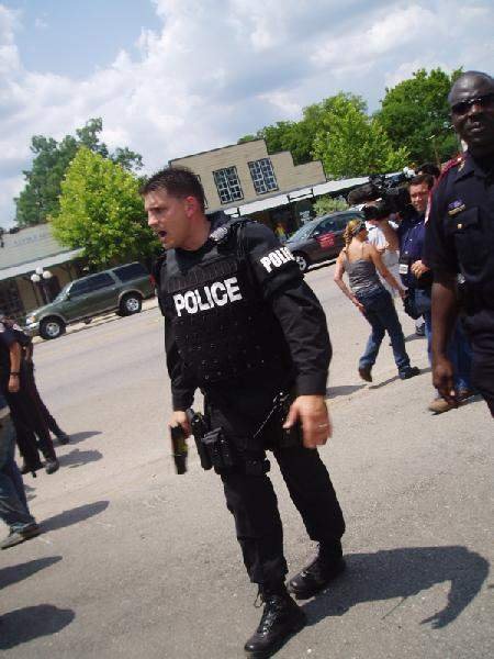 [housston+cop+taser.bmp]