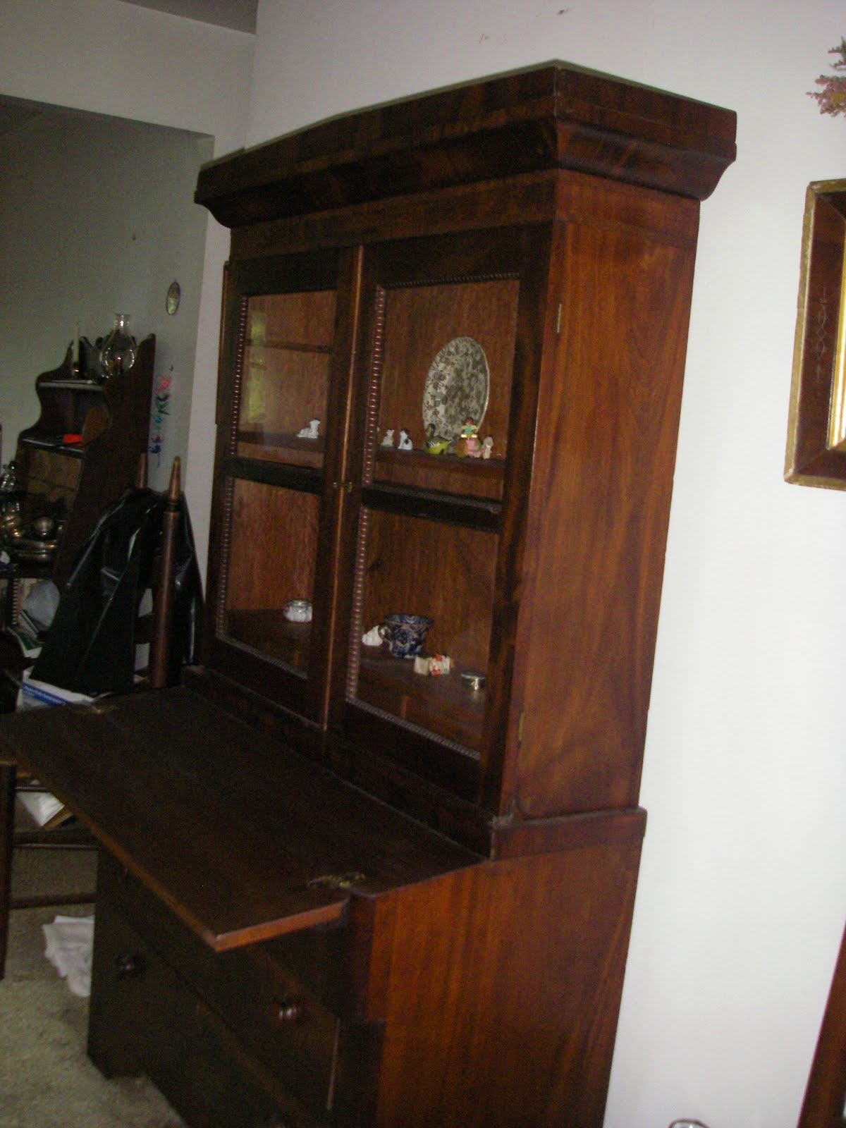 Yard Sale/Furniture/Estate Sale Antique /Hutch with pullout
