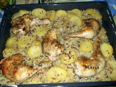 Pollo Asado Con Guarnición De Patatas Y Arroz
