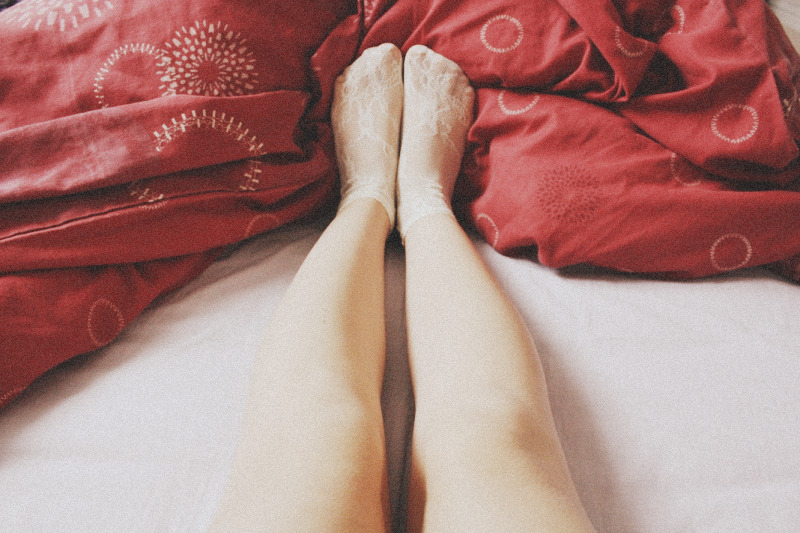 Дочка в носках и без трусиков лежит на кровате перед зеркалом фото