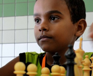 Tática é saber o que fazer lição de xadrez conceito de estratégia jogar  xadrez passatempo intelectual figuras no tabuleiro de xadrez de madeira  pensar no próximo passo lógicas de desenvolvimento aprender a