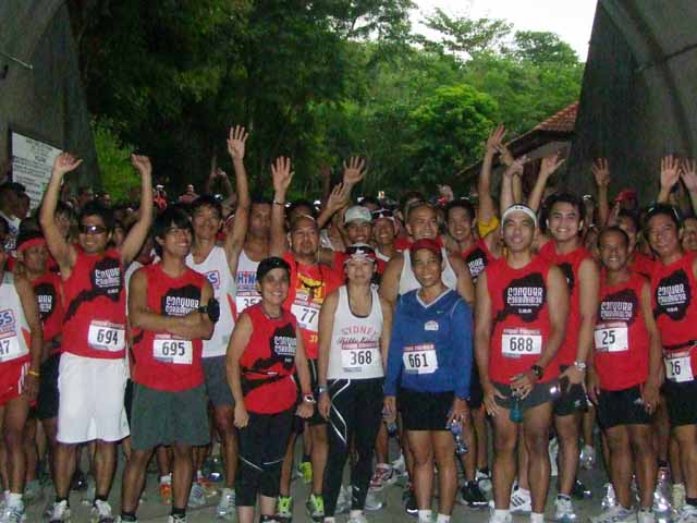 [2+Runners+at+start+of+race+at+mouth+of+Malinta+Tunnel.JPG]