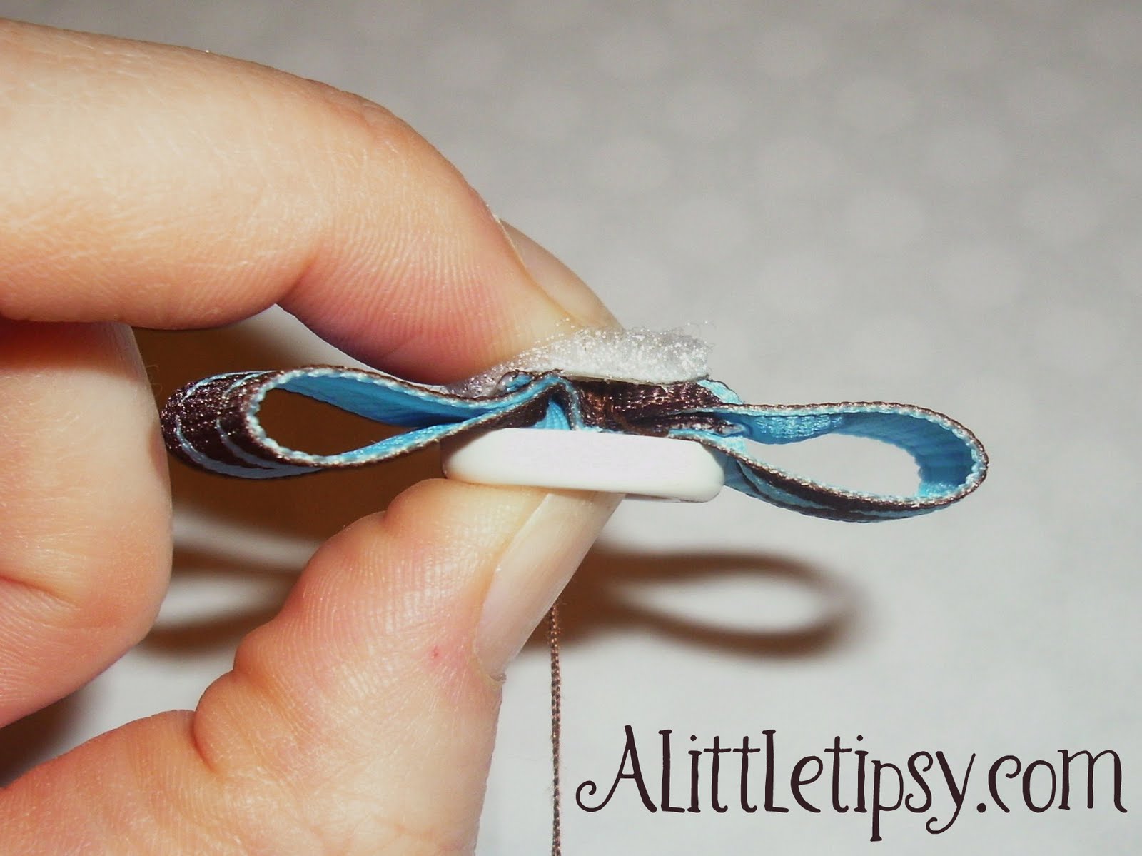 [How+to+make+a+tiny+button+bow.jpg]