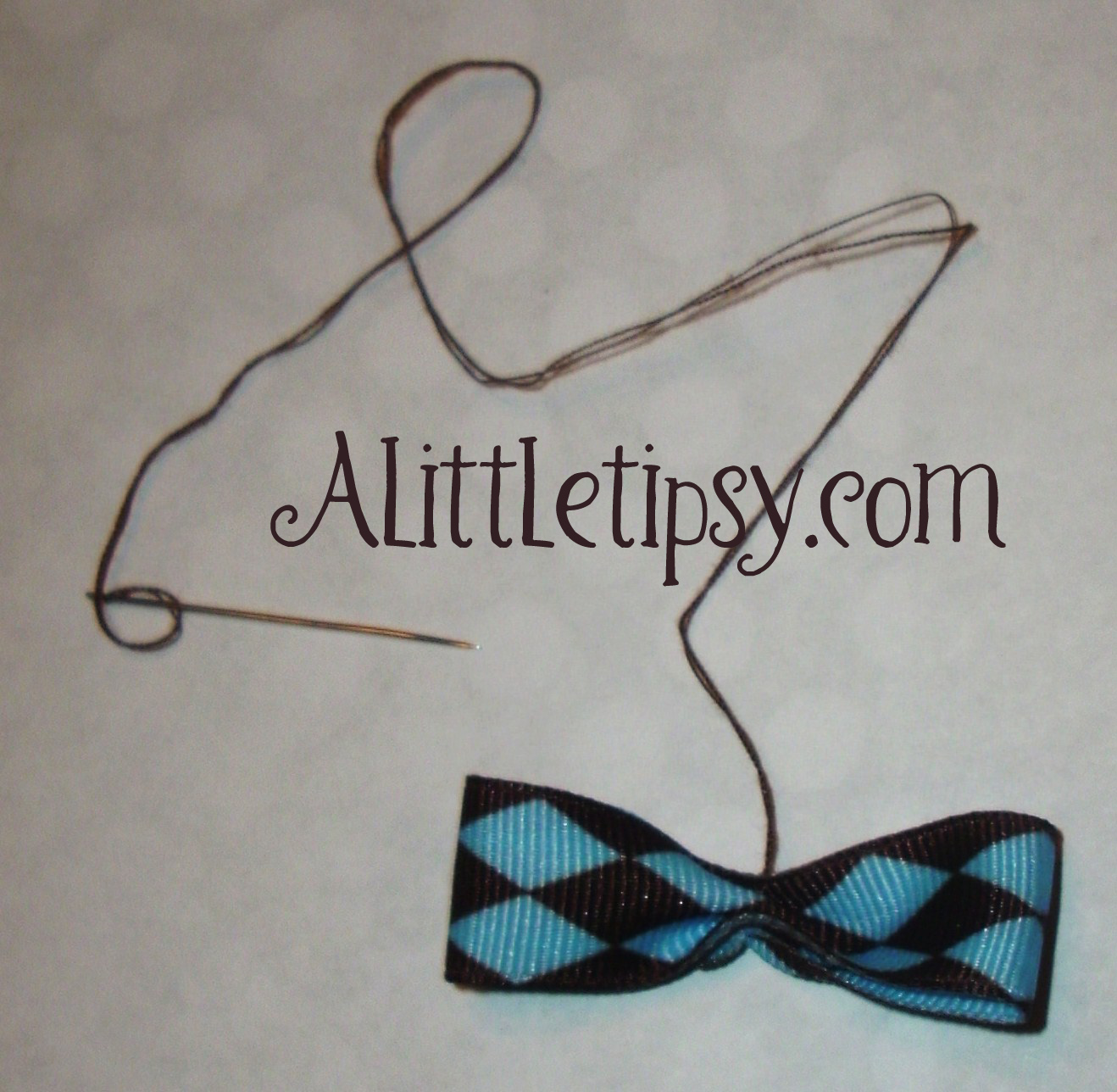 [How+to+make+a+small+button+bow.jpg]