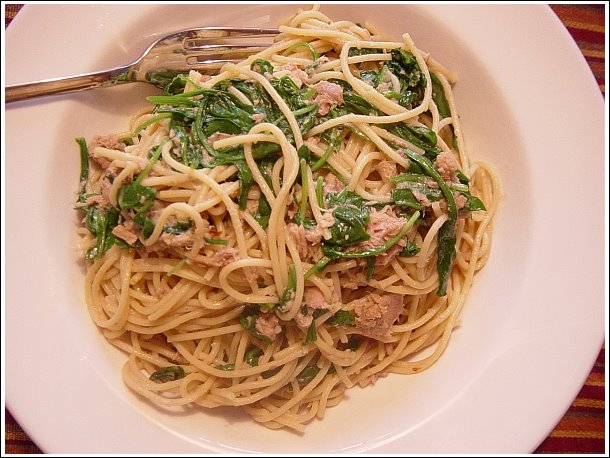 [spaghetti+with+tuna,+arugula,+hot+pepper.jpg]