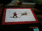這是法國媽媽特別為他兒子編織的聖誕節布墊,兒子則在最愛的茶席展現.