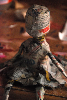 une petite fée princesse assise sur un pot de confiture dans une cuisine en papier mâché réalisée par l'illustratrice laure phelipon