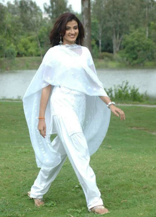 http://1.bp.blogspot.com/_IToMNXsKSJI/TB-UEQfCiYI/AAAAAAAAA9k/l7nwlhl_uvA/s1600/Suhasi+Goradia+in+white+dress+-+Suhasi+Goradia+by+walk+still.JPG