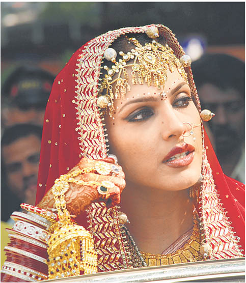 Bollywood Reporter Isha koppikar unseen wedding photos Isha koppikar 