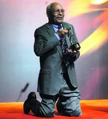 Está entre os 100 melhores jogadores do século XX segundo a FIFA.